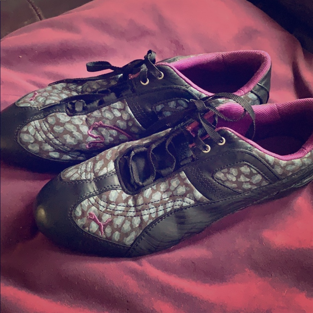 Tennis shoes